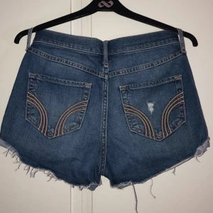 Snygga Hollister shorts!! - Ett par supersnygga shorts från Hollister som sitter jättebra på och är bekväma! Säljs pga blivit för små för mig :( köparen står för frakten eller hämtar i Motala 
