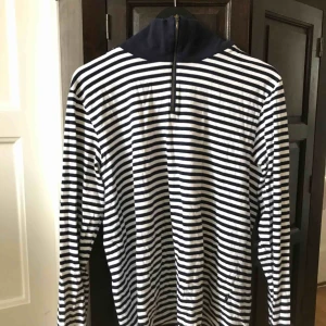  - Fin blå-vit randig långärmad tröja med krage. Säljer då den inte kommer till användning längre. Köparen står för frakt. Kan även mötas upp i Stockholm 