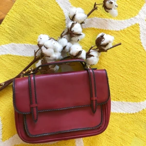 Vintage red bag - Super nice red leather bag. L:25cm; B:17cm; H:6.5cm. Very good skick. 