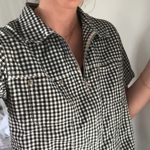 Rutig || crop top || storlek S - Mitt första inhandlade second hand plagg säljer jag nu då det den inte kommer till användning. Dragkedjan går att öppna helt vilket kan göra den till en cropped kofta. 2 i 1 liksom! Vilket kap. Speciellt nu vid varmare tider. Frakt tillkommer❤️