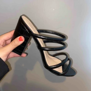  - Svara klackar i krokodilmönster i storlek 39, endast provade!