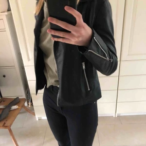  - Snygg läderjacka i imitationsläder. Helt oanvänd, säljer då den var lite liten. Perfekt för sommaren! Nypris 500kr, säljer för halva priset. 
