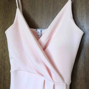  - Fantastiskt fin ljusrosa klänning från Nelly i wrap-modell💗