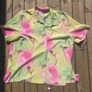  - Superfin vintage skjorta. Passar mig som har m i vanliga fall om man vill ha den oversize. Köpt här på plick men tyvärr inte min stil :(  Frakten ingår i priset 