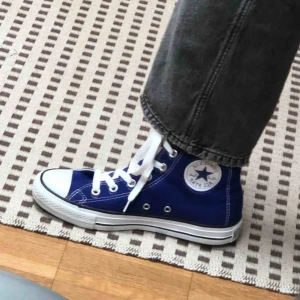  - Helt nya blåa höga Converse som jag råkade beställa i fel storlek! Köpta second hand i nyskick. Frakten kostar 10kr