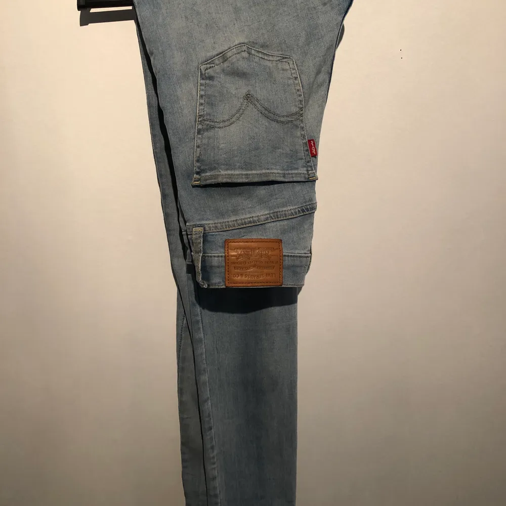 Högmidjade Levis jeans, mile high super skinny! Storlek 25/30 🤩 säljes för 600 inklusive frakt! . Jeans & Byxor.