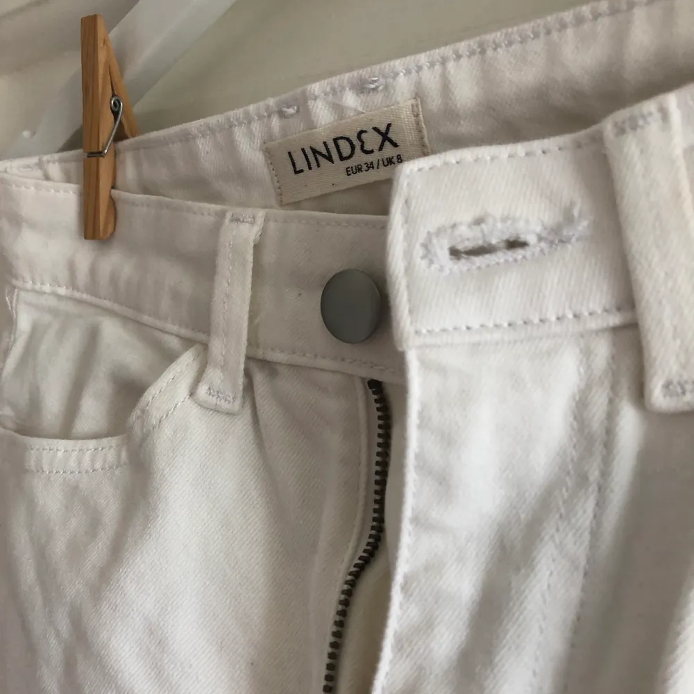Ett par vita ankellånga vita jeans från Lindex , vida i benen i storlek 34! Endast använda en gång, säljer då de är för tajta för mig 🥺❤️ riktigt snygga. Kommer från ett rök och djurfritt hem ! (Bild nr 2 är enbart från Lindex hemsida, för att visa passfo. Jeans & Byxor.