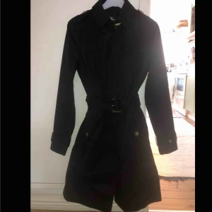  - Superfin oanvänd Trenchcoat från Massimo Dutti. Nypris 1800kr