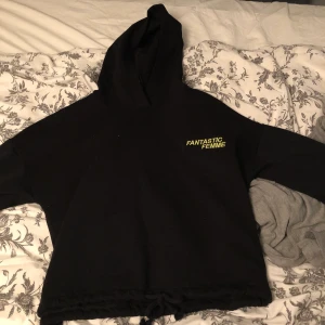 Hoodie  - Storlek s, frakt på 55 kr. Tvättas innan den postas 🥰