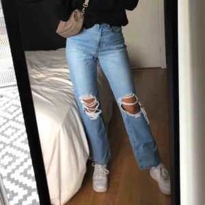  - Jeans i stretch med hål vid knäna 😍