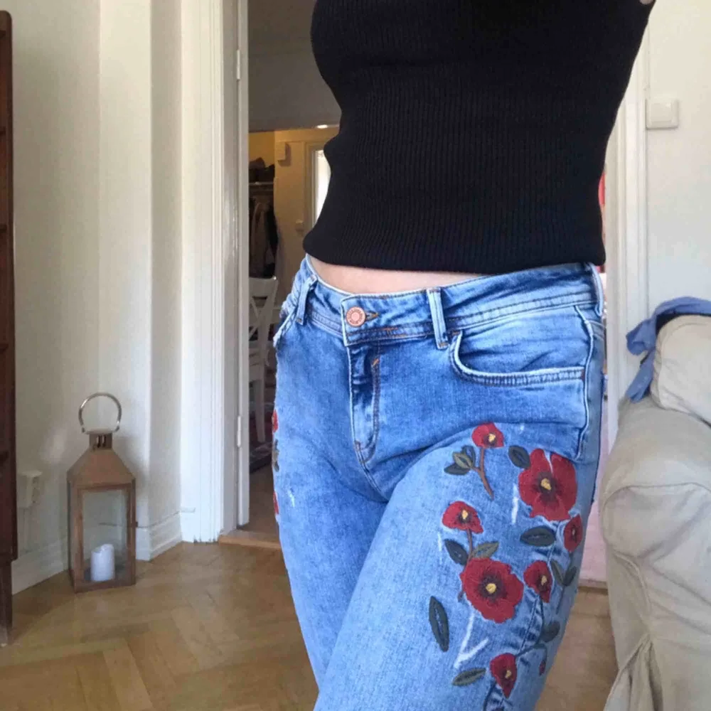 Säljer dessa jättefina byxor från Zara då dem har blivit för små för mig. Perfekta nu till vår/sommar! Kan mötas upp i Stockholm eller frakta! . Jeans & Byxor.
