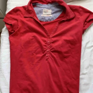  - As snygg typ polo tröja!! Sitter tight o snyggt 😍😍passar en xs /s
