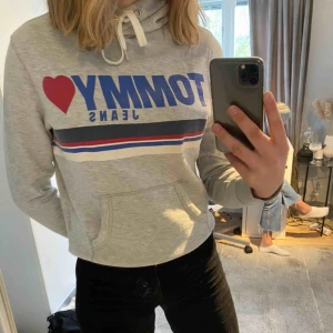 Tommy Hilfiger hoodie  - En Tommy Hilfiger Hoddie som är i storlek s💕  och kunden står för frakten