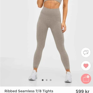  - Ribbed seamless 7/8 tights från Aimn. Färg latte. Slutsålda på hemsidan. Storlek small. Aldrig använda, prislapp kvar.   Bud från 450 kr. Budgivning avslutas 48 timmar efter första bud.  Köpare betalar frakt. 