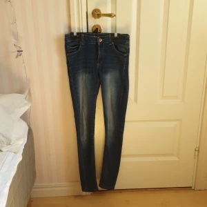 Mörkblå jeans - Mörkblå jeans som blir ljusare på framsida samt baksida lår för att framhäva dem. Superfina och väldigt sköna samt strechtiga. Hör av dig vid intresse🦋