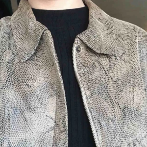 Ormskinnsjacka - Underbar vårjacka som är kaxig och fin med fake-ormskinnsmönster 🐊 underbar, kom och köp 🤯