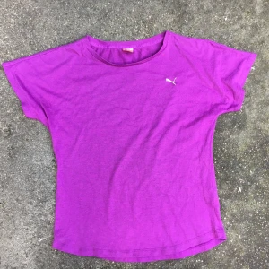 Lila träningströja puma  - Lila träningströja puma. Skön. Nice färg. Inte så schleten alls :) Frakt tillkommer (kolla gärna in resten av mina kläder så går de på samma frakt). 