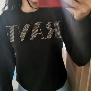 Långärmad tröja  - 🖤Långärmad tröja köpt utomlands, använd 1 gång, (text:RAVE) kan fraktas:köparen står för kostnaden 🖤