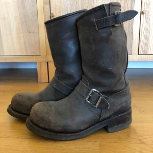 Primeboots! - Härligt slitna Primeboots SÅ SNYGGA oavsett säsong. Favoritskorna som jag tyvärr växt ur, letar ny kärleksfull ägare. Skönt ingångna och redo för dig!