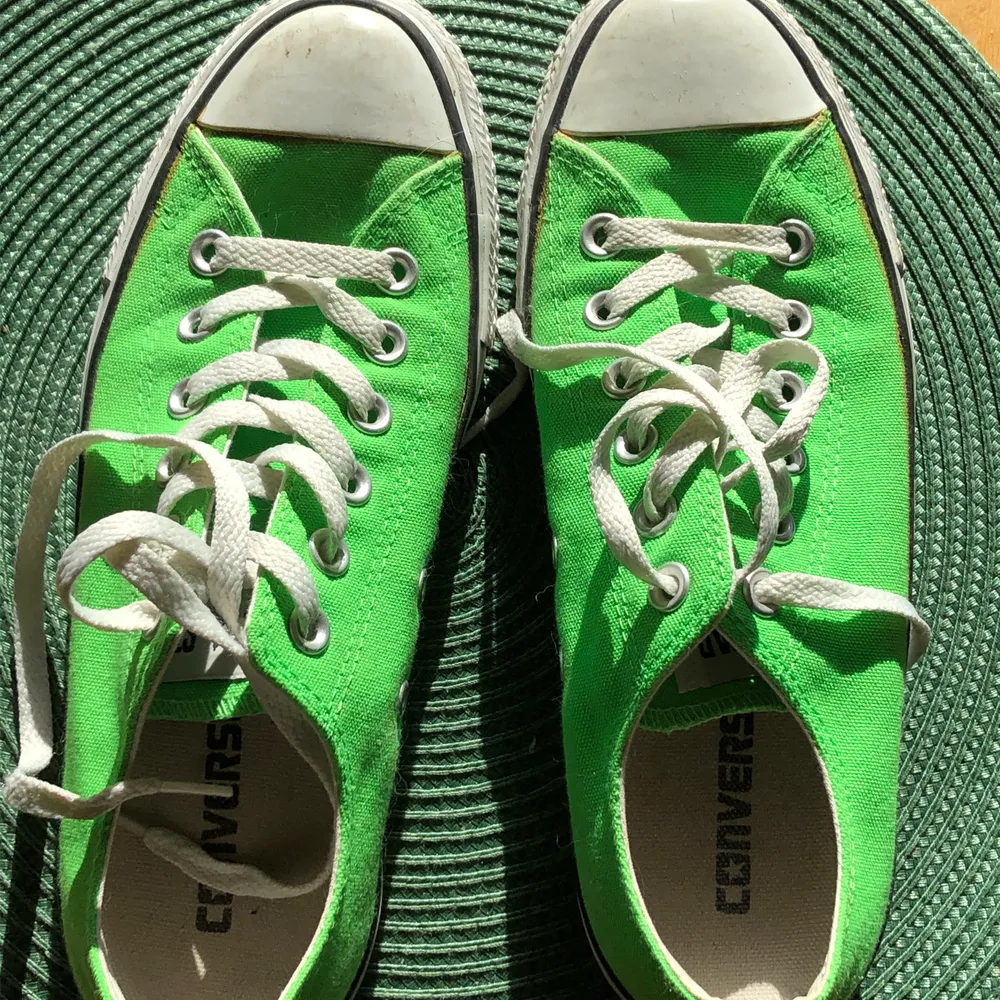 Gröna snygga converse, bra skick och väldigt snygga att stajla till. Storlek: 39. Skor.