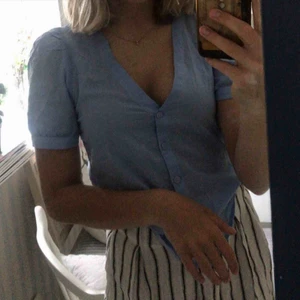  - Söt topp från monki lite puffärmar😘