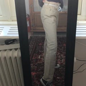 Levi’s 501 - Levi’s 501 i brun/beige färg. Köpte secondhand men har själv aldrig använt dem, rikigt bra kvalité!!! Frakt tillkommer!!!✌🏼🌻✌🏼