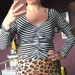  - Randig topp i väldigt Stretchig bomull. Aldrig använd    Betala med swish! Frakten är 45 kr. Samfraktar om du köper fler kläder av mig.