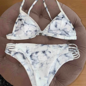 - Säljer denna supersnygga bikini då den aldrig kom till användning! Den är aldrig använd, storlek M men skulle mer uppskatta som en S/större XS 🌸 Betalas med swish och köparen står för frakten 🥰