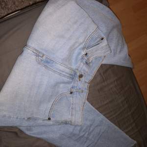 Mom jeans från Dr. Denim som är helt oanvända. Stl S/M beroende hur man vill att den ska sitta. Jag är 162-163 och går till vristen på mig:) 
