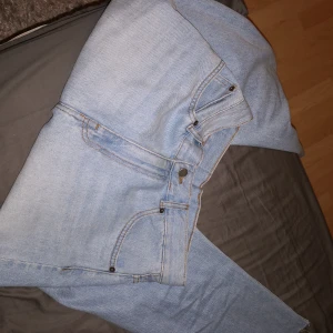 Dr. Denim mom jeans  - Mom jeans från Dr. Denim som är helt oanvända. Stl S/M beroende hur man vill att den ska sitta. Jag är 162-163 och går till vristen på mig:) 