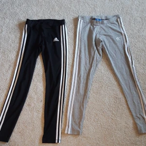2 par Adidas byxor - Det svarta är träningsbyxor och det gråa är tajts! Senast använda nån gång, säljer pga kommer inte till användning. Väldigt bra skick! 500 för båda byxorna passa på! Storlek S i dem gråa och L i träningsbyxorna men dem är som S båda två! 