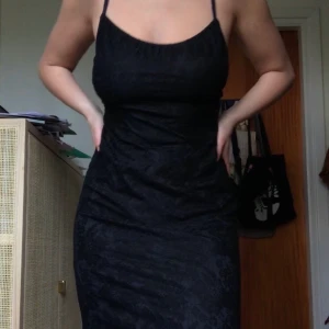 Snygg spetsklänning - Figursmickrande, svart spetsklänning. Använd 1 gång! Något stretchig och med dragkedja i ryggen. FRI FRAKT :)