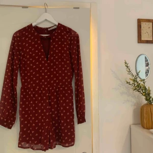  - Jumpsuit från Abercrombie & Fitch, endast använd två gånger. Frakt tillkommer. 