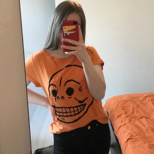 T-shirt  - T-shirt från Cheap Monday i storlek XS, kan nog även passa S/M beroende på hur man vill att den ska sitta. Nyckick! Fraktkostnad tillkommer