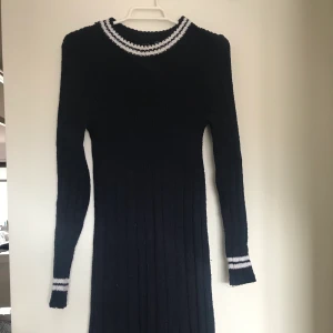 Navy blue dress - Long dark dress with white details. Tight fit