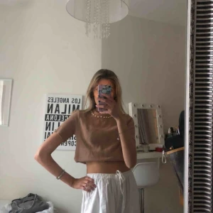  - Suupersöt t shirt med pärldetaljer från zara!! Fixar verkligen en snygg outfit med detaljerna!