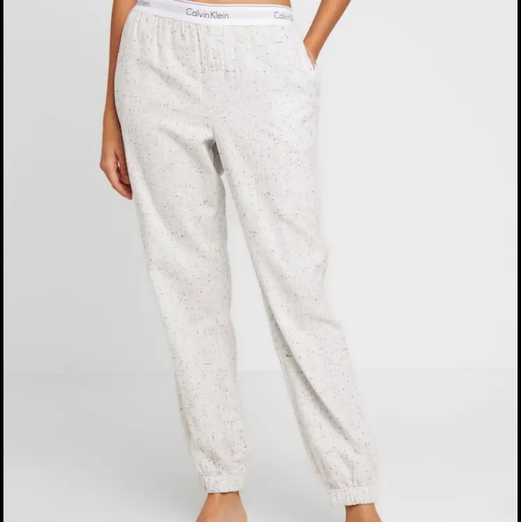 Säljer mina oanvända Calvin Klein pyjamasbyxor pga fel storlek. Storlek SMALL. Jättesköna! Köparen står för frakten 💕. Jeans & Byxor.