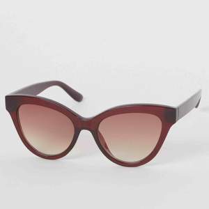 Bruna solglasögon från H&M. Några synliga repor på framsidan av glaset. Meddelande om du är intresserad. Fraktar ej men möts gärna upp och betalningen sker via Swish :)