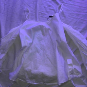  - Mycket söt tröja till sommaren. Tröjan är offshoulder med långa armar som har snören man kan knyta rosetter på. Om bild önskas på kan jag lösa det😊 Märket är Divilin basic, köptes hos bubbleroom💓