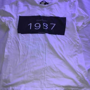  - Snygg t-shirt från vero moda. Jag brukar knyta den och ha nått fint halsband till eftersom detta plagg passar till de mesta💞 Köparen står för frakt☺️