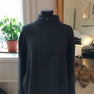  - Oversized grå polotröja/kofta från Polo Ralph Lauren! Drakedja som går ner en liten bit på halsen. Fint vintageskick! Passar mig oversized som vanligtvis har S i damstorlek :)