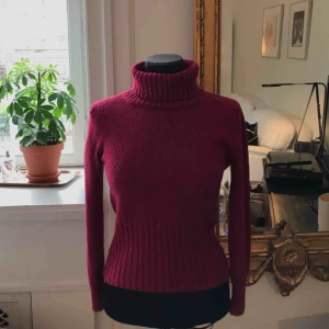  - Polotröja i jättefin hallonröd färg! Storlek saknas men uppskattas vara XS/S ❣️ Fint skick!