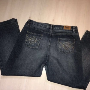 Dolce & Gabbana jeans  - Säljer dessa jeans me massa gulliga detaljer, de är väldigt korta på mig som är 172, så om man vill att de ska gå ända ner till marken behöver man ha ganska korta ben va längd 30/31), de är oxå väldigt breda i midjan! Går såklart att sy in midjan💓