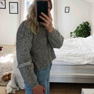  - Grå stickad tröja med ”dragkedjedetalj” på ärmarna och hög hals. Supermysig tröja🧡 Frakt tillkommer !🚚🤪