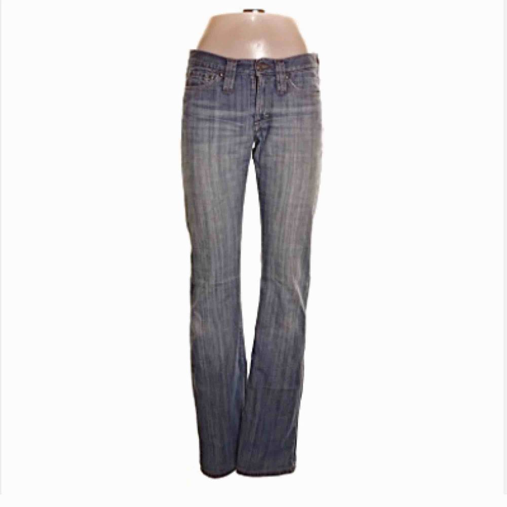 Ljusblåa jeans med fina detaljer på fickorna. Säljer för att de tyvärr inte passar. Fint skick! Vid snabb affär är jag villig att sänka priset. . Jeans & Byxor.