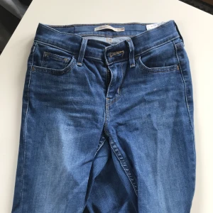 Jeans - Jeans från Levi’s i ”710 SUPER SKINNY”. Storlek 24, passar XS. 