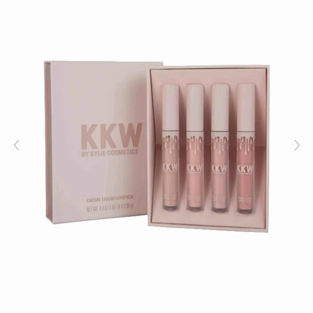 Säljer denna kylie cosmetics x kkw cream liquid lipstick för 100kr i färgen ”kim” peachy nude. Dessa är äkta och oanvänd, frakt tillkommer. Dessa är slutsålda hos Kylie cosmetics !. Accessoarer.