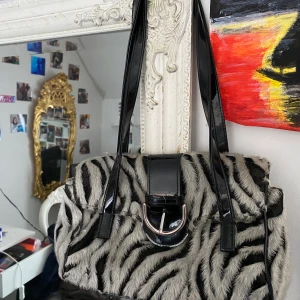 Jättesötväska - Supersöt väska i zebra mönster, frakt: 66kr