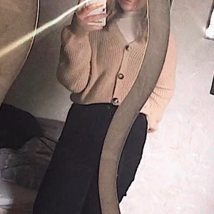 stickad kofta - Beige/rosa stickad ”kofta”. Sitter som M men passar lika bra på en strl S. Köpte från Kappahl, har används 2 gånger och är i ny skick.