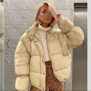  - En jättefin så kallad ”pufferjacket” från NAKD, säljer den då jag har sjukt mycket jackor och behöver bli av med några. Jackan är i jättefint skick och har endast använt den 1 gång. Köparen får stå för fraktkostnaden som tillkommer!🥰